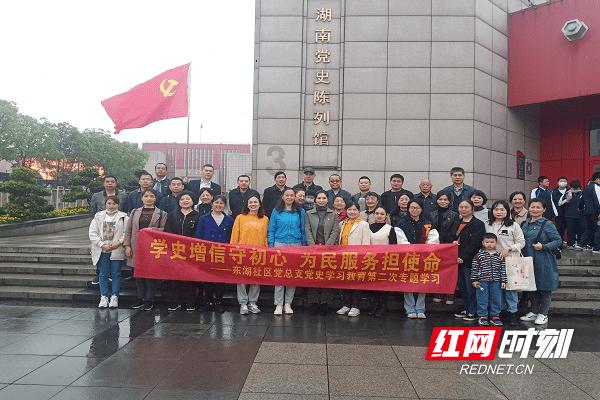 男生跟我出来，也不爱说话，也不爱笑，挺高冷的，他跟他朋友同事挺爱说啊，而且也特别乐啊？