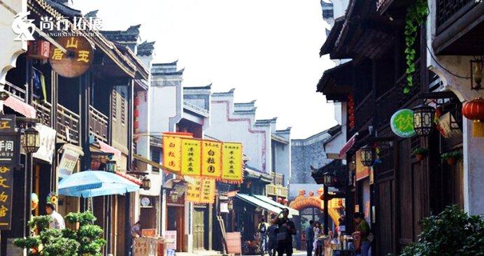 乌当区中医医院走进金江苑社区开展“情系老干部 义诊送温暖”活动